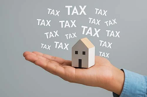 mano-sosteniendo-casa-con-palabras-tax-impuesto-sobre-propiedad-en-puerto-rico