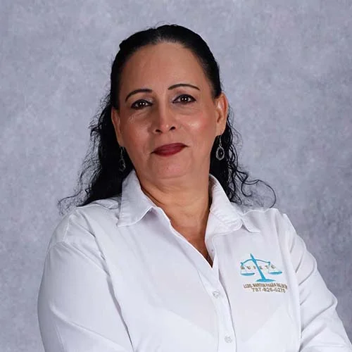 retrato-profesional-de-la-asistente-legal-i-colon-en-bufete-de-abogados-en-anasco-puerto-rico